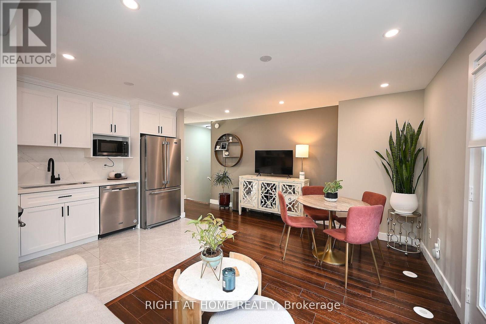 Property at 16 - 3985 EGLINTON AVENUE W image 4