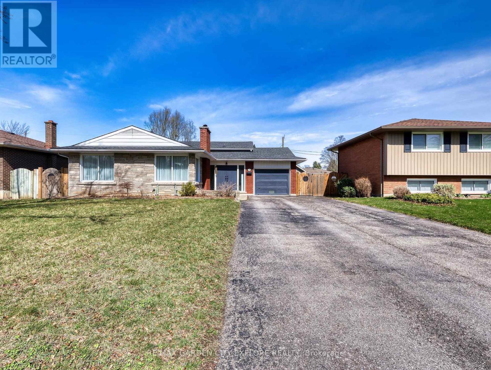 Property at 12 FRONTENAC DRIVE image 2