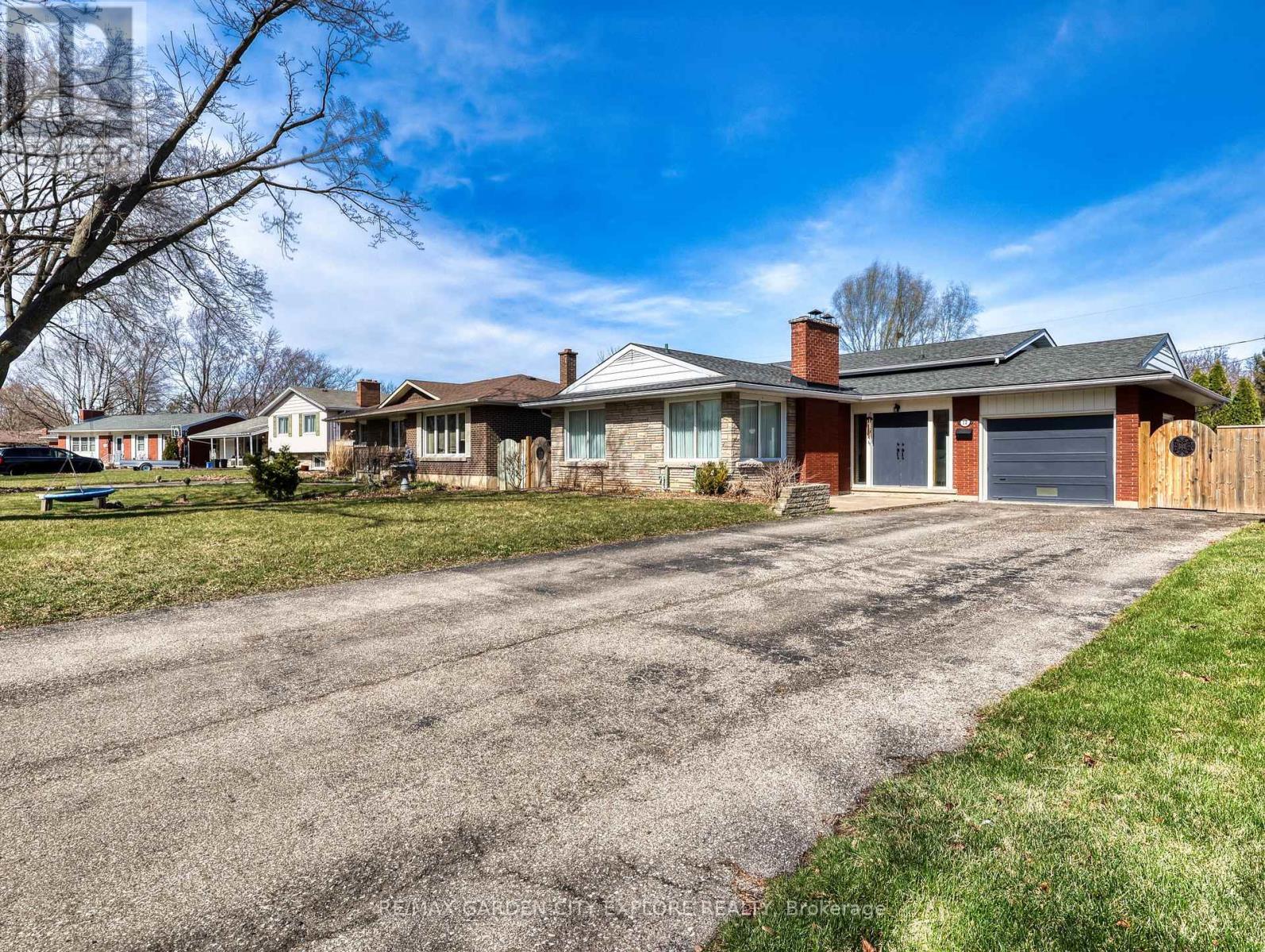 Property at 12 FRONTENAC DRIVE image 3