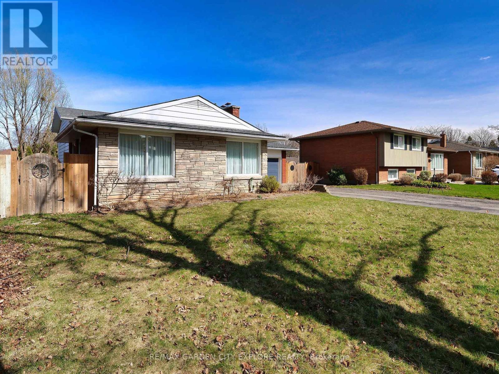 Property at 12 FRONTENAC DRIVE image 5