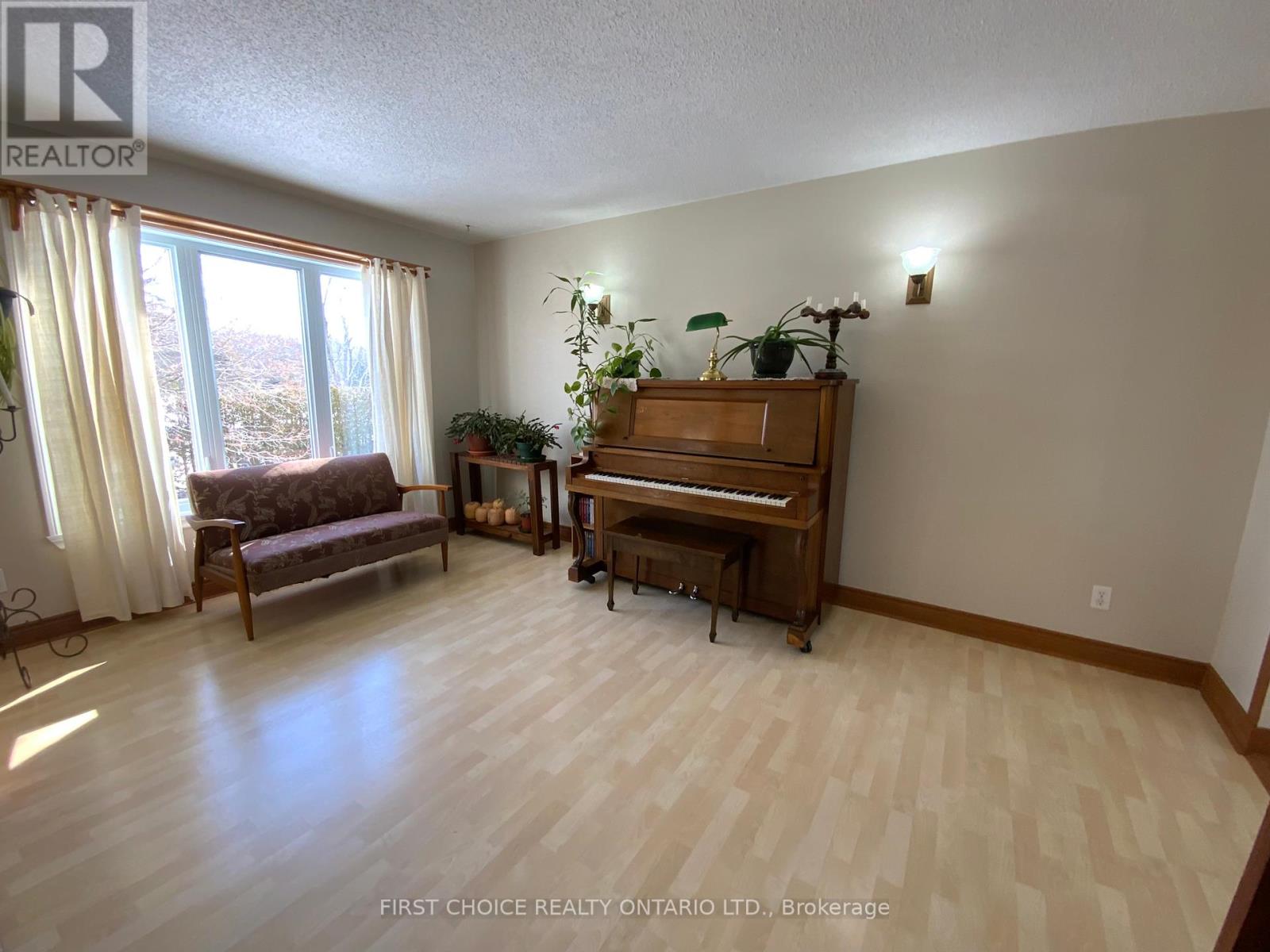 Property at 1108 DES CERISIERS STREET image 4