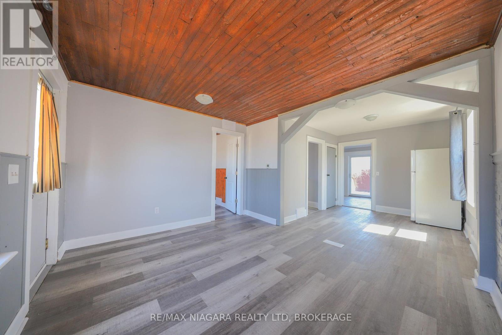 Property at 214 ALLANBURG ROAD image 5