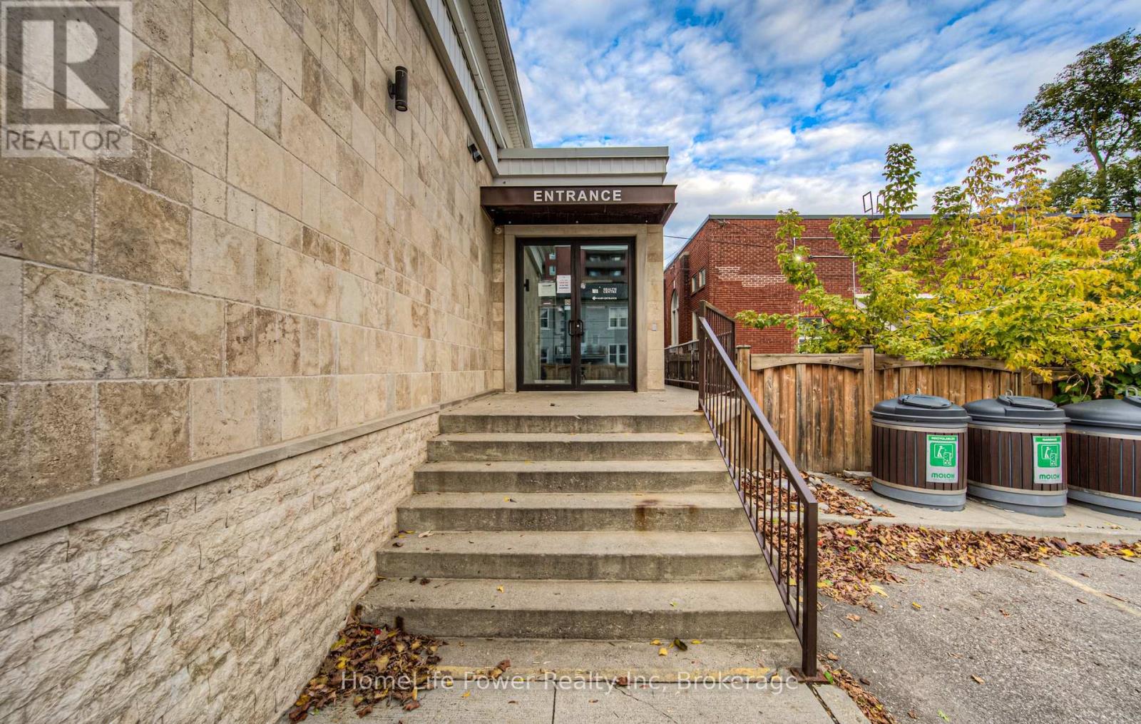 51 Benton Street, Kitchener, Ontario  N2G 3H1 - Photo 4 - X12066311