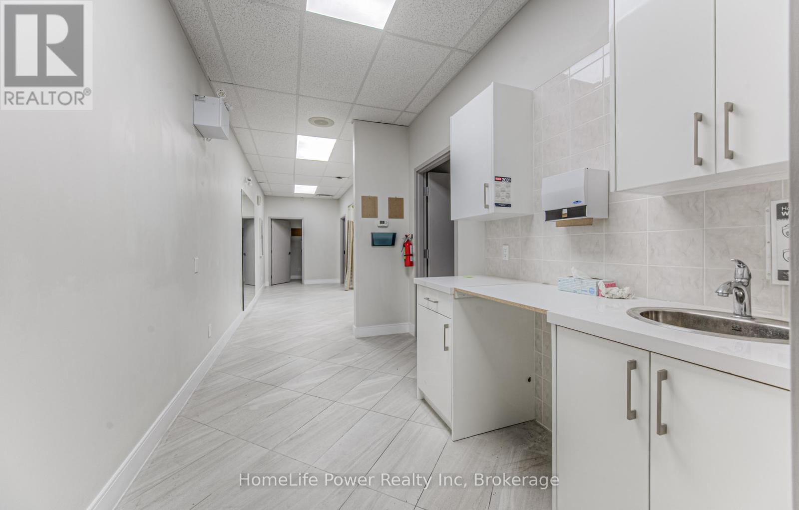 51 Benton Street, Kitchener, Ontario  N2G 3H1 - Photo 9 - X12066311