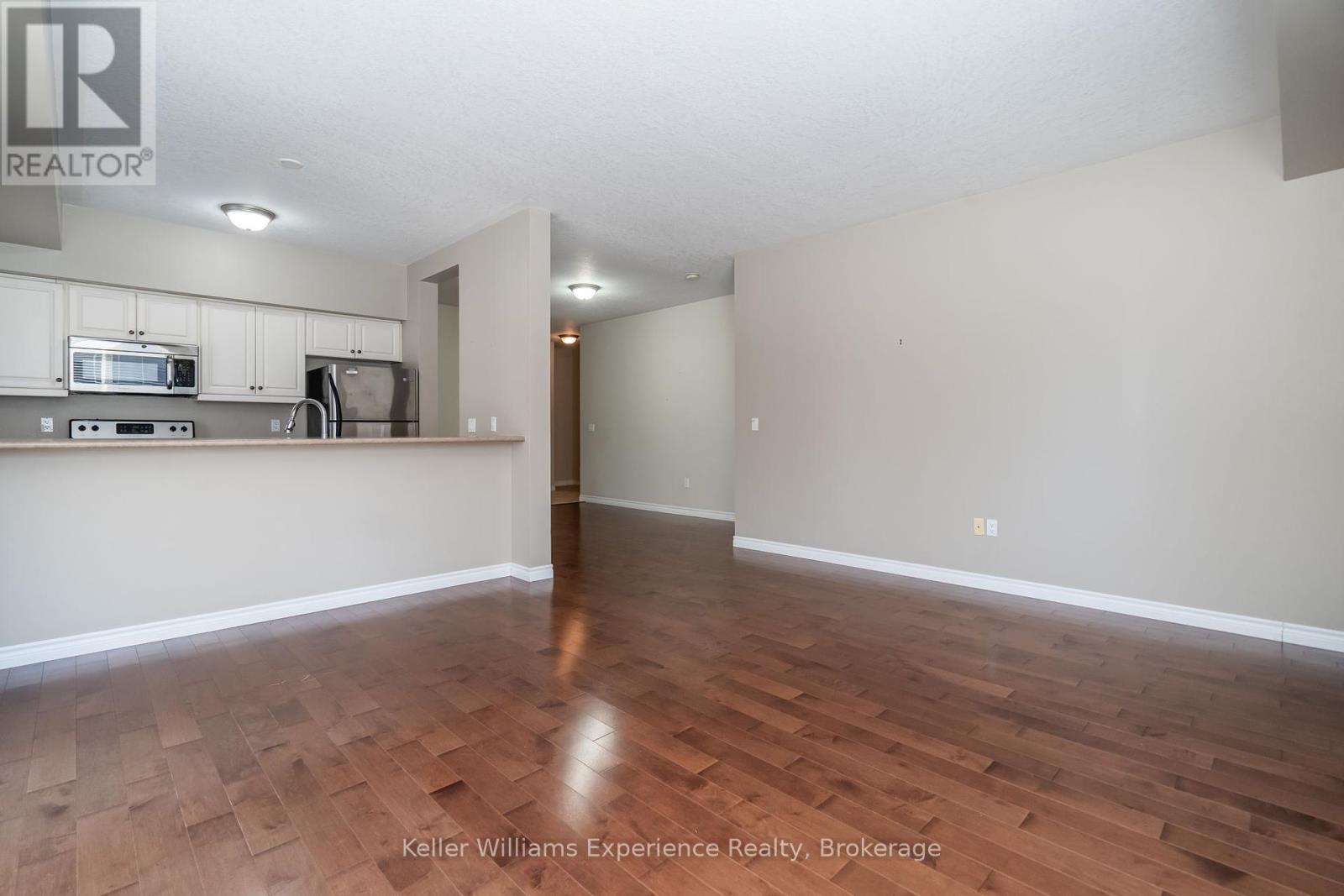101 - 19b Yonge Street N, Springwater, Ontario  L0L 1P0 - Photo 14 - S12066360