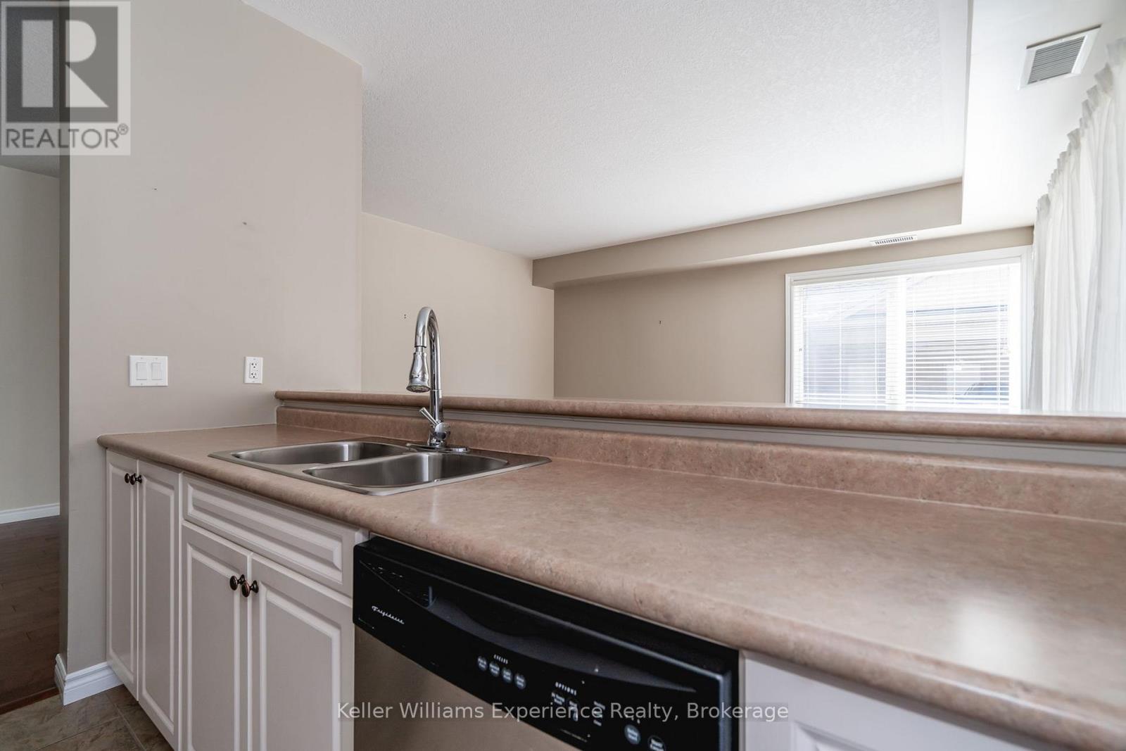 101 - 19b Yonge Street N, Springwater, Ontario  L0L 1P0 - Photo 20 - S12066360