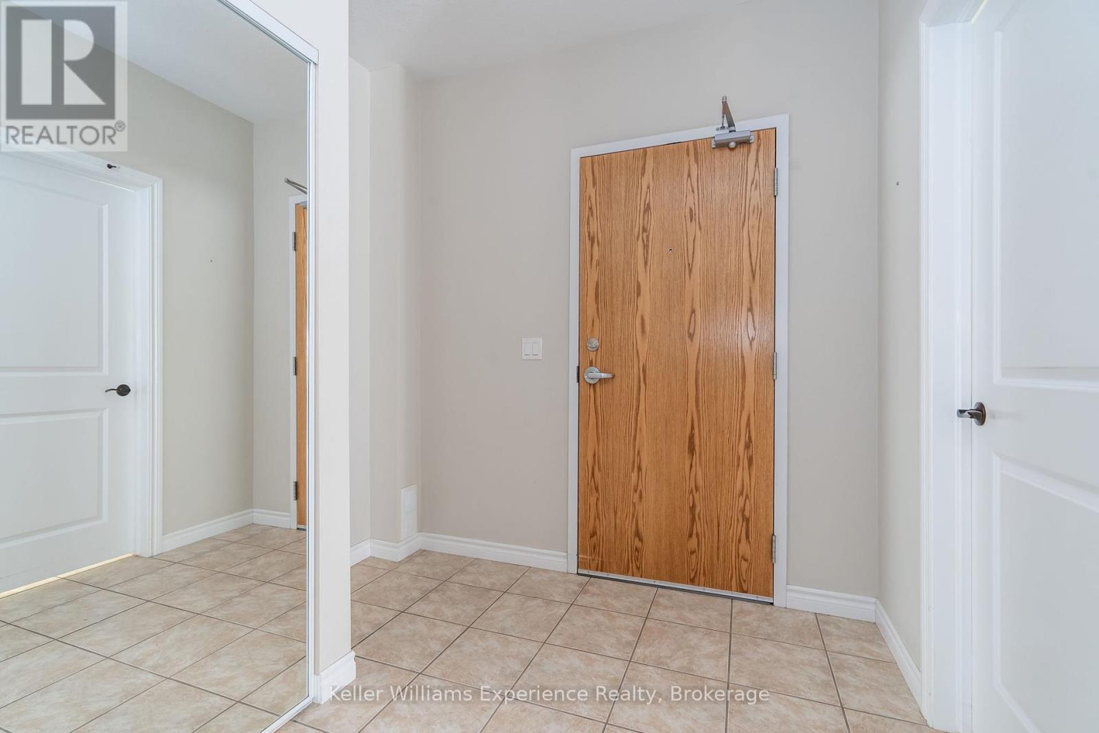101 - 19b Yonge Street N, Springwater, Ontario  L0L 1P0 - Photo 6 - S12066360