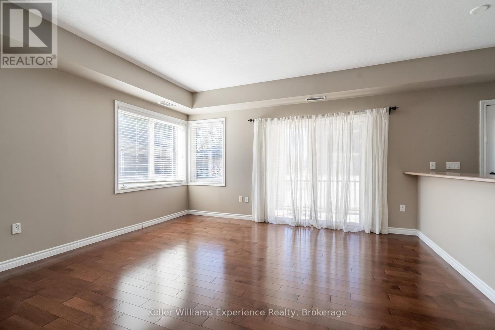 101 - 19b Yonge Street N, Springwater, Ontario  L0L 1P0 - Photo 8 - S12066360