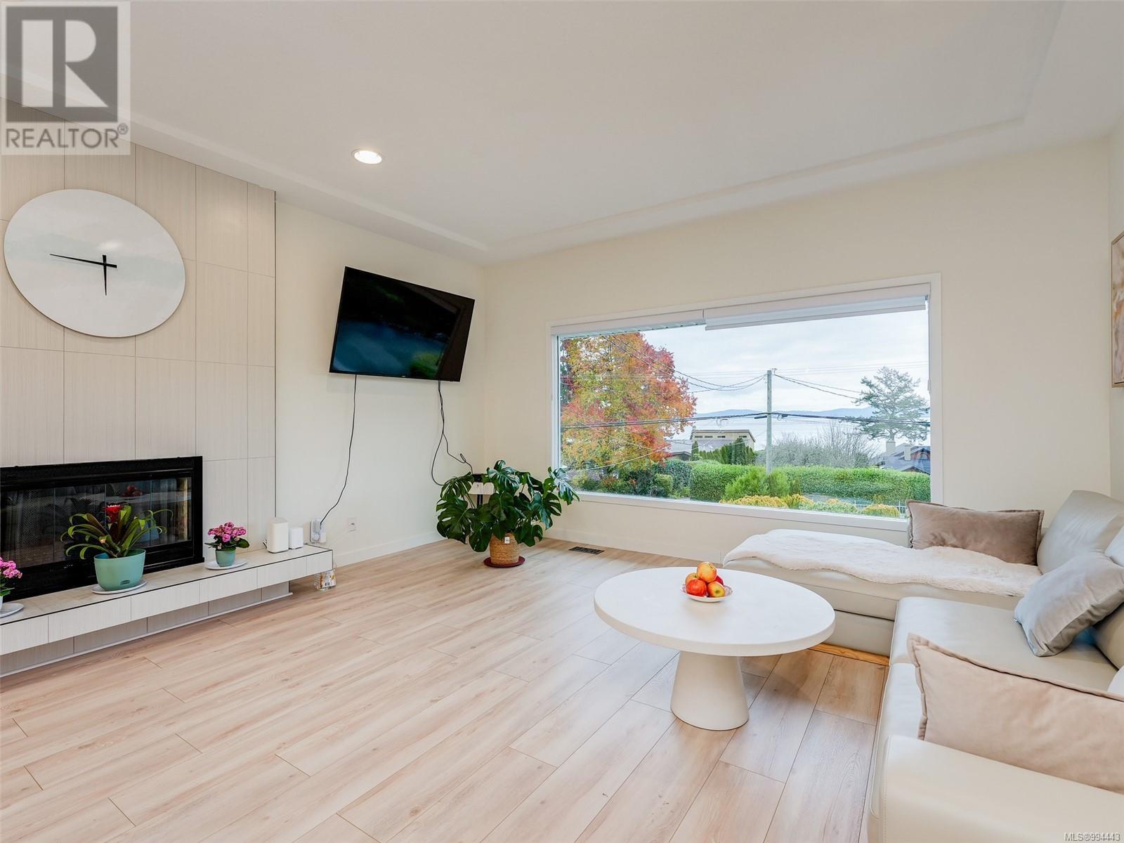 Property at 4940 Cordova Bay Rd image 3