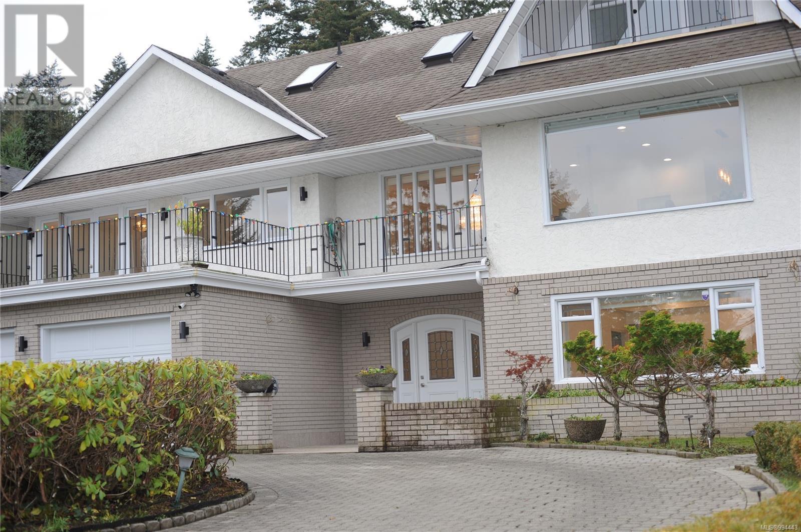 Property at 4940 Cordova Bay Rd image 4