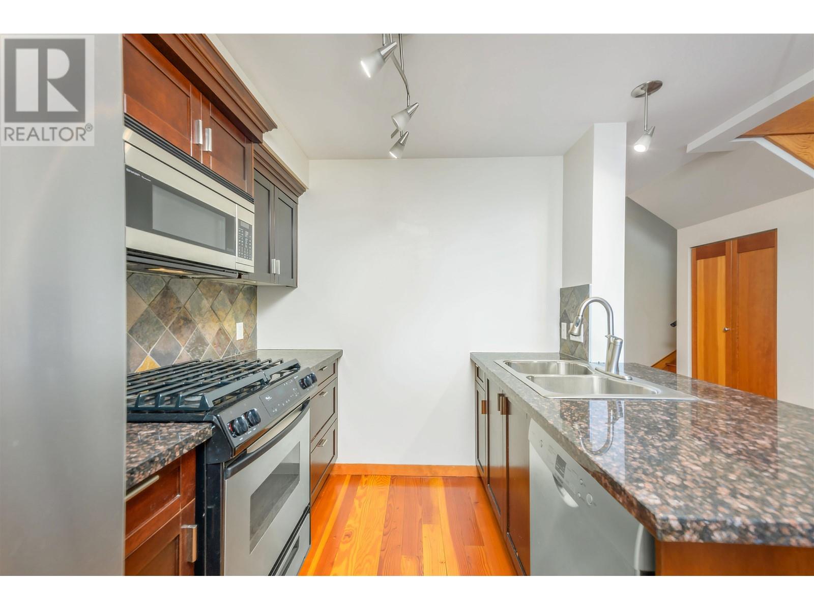 207 10 Renaissance Square, New Westminster, British Columbia  V3M 7B1 - Photo 15 - R2986665