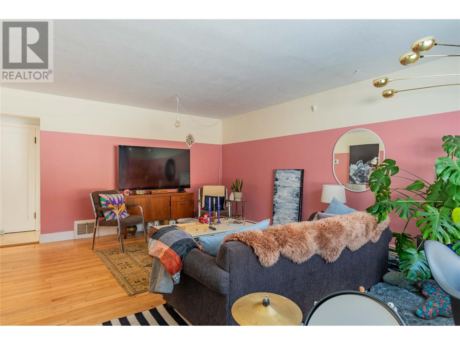 Property at 904 Thackeray Street image 3