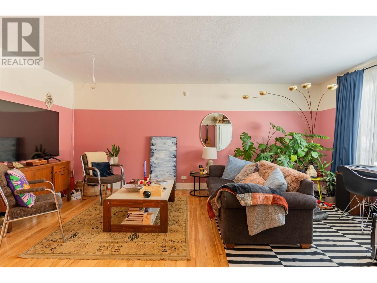 Property at 904 Thackeray Street image 2