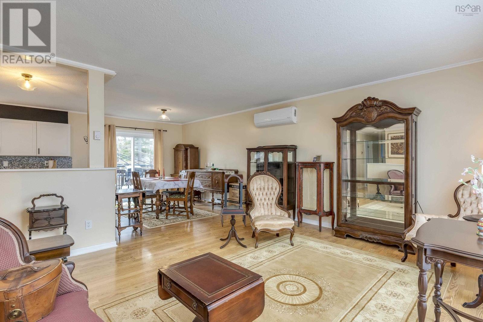 Property at 1003 Kenwood Avenue image 5