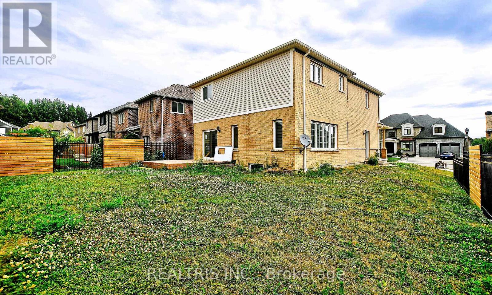 Property at 85 EAGLECREST STREET image 3