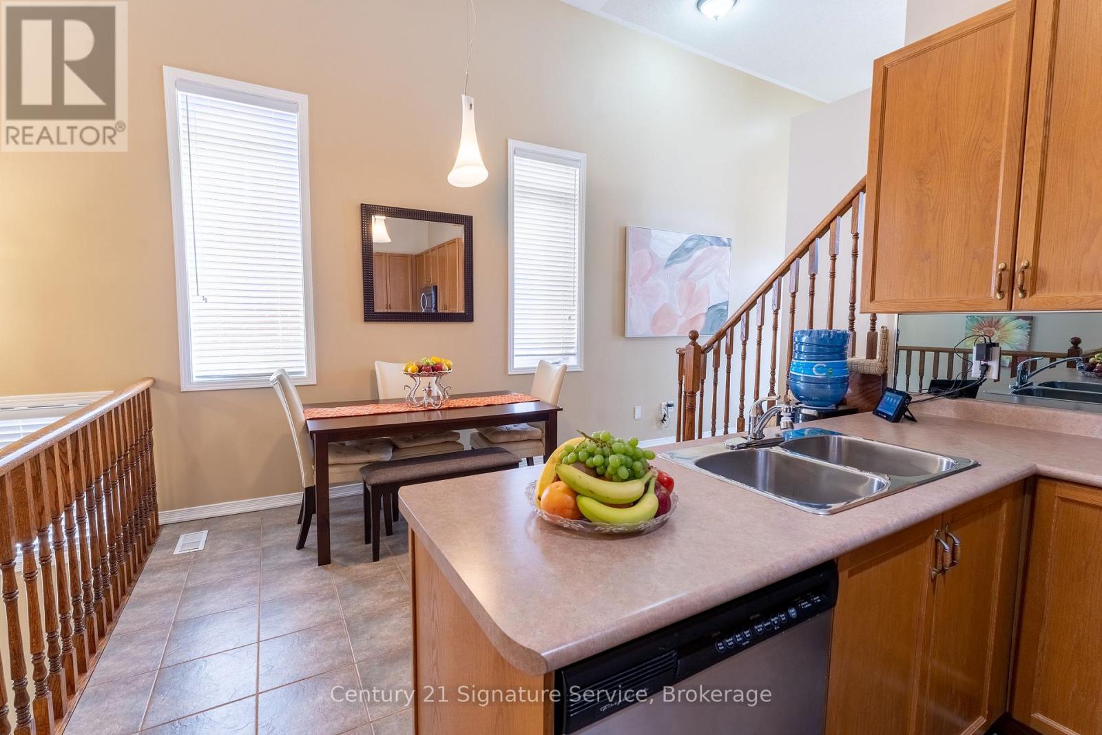 37 Newark Way, Brampton, Ontario  L7A 2W8 - Photo 10 - W12066656