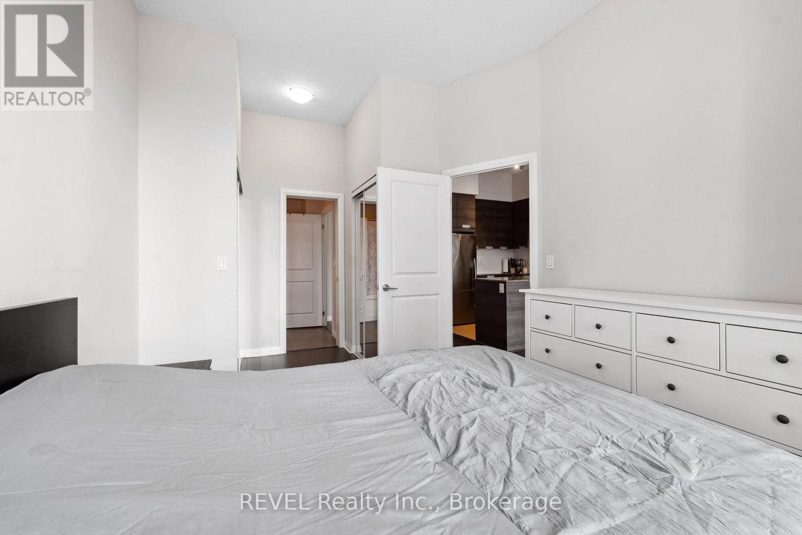 310 - 75 Eglinton Avenue W, Mississauga (Hurontario), Ontario  L5R 0E5 - Photo 10 - W12066678