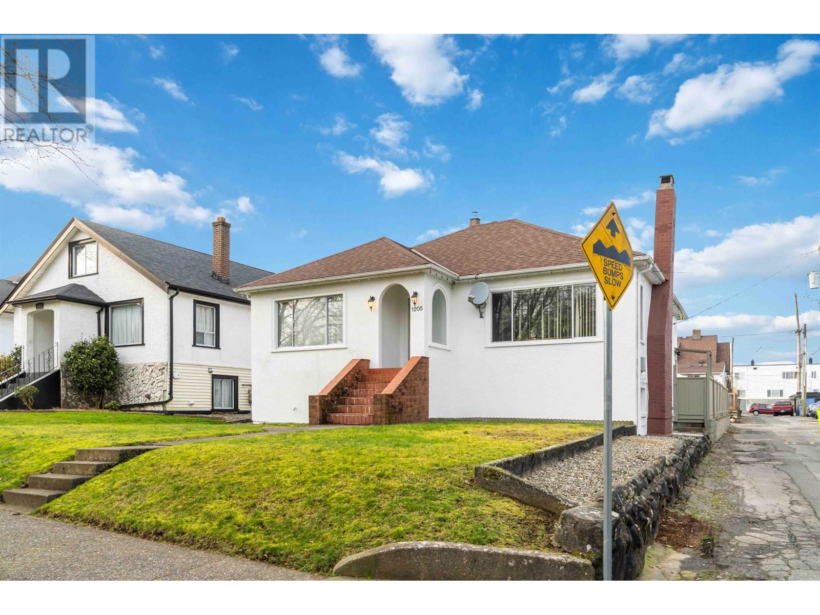 1205 London Street, New Westminster, British Columbia  V3M 3C2 - Photo 2 - R2986714