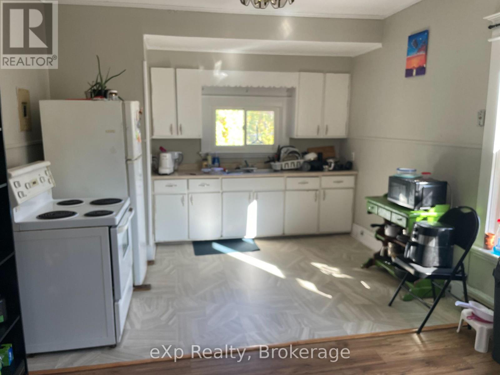 126 Chatham Street, Brant, Ontario  N3S 4G4 - Photo 7 - X12066864