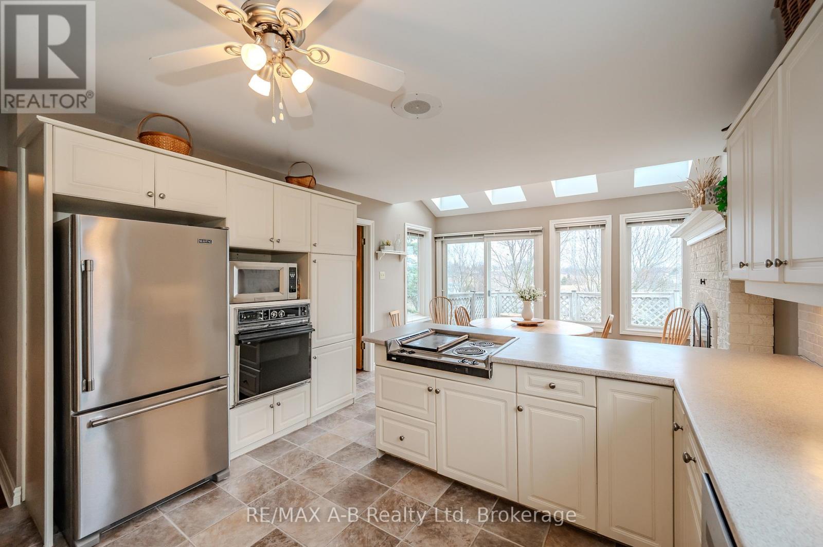 87 Lorilee Crescent, Kitchener, Ontario  N2N 2J3 - Photo 13 - X12066865