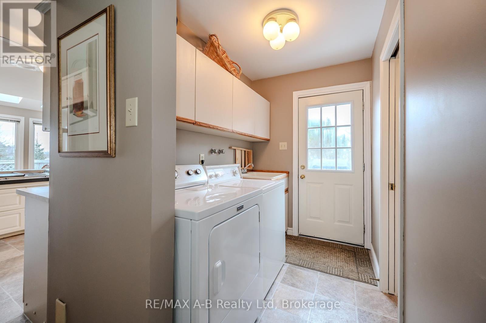 87 Lorilee Crescent, Kitchener, Ontario  N2N 2J3 - Photo 14 - X12066865