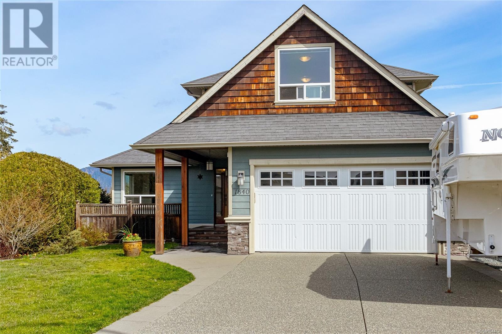 Property at 1840 Falcon Cres image 2