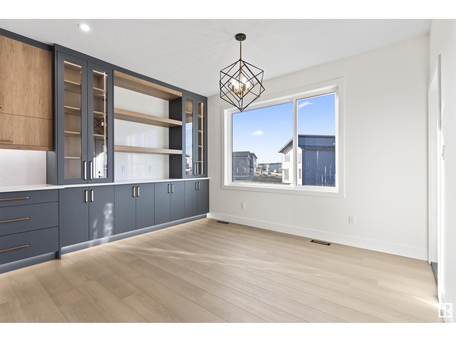Property at 6226 19 Street image 3