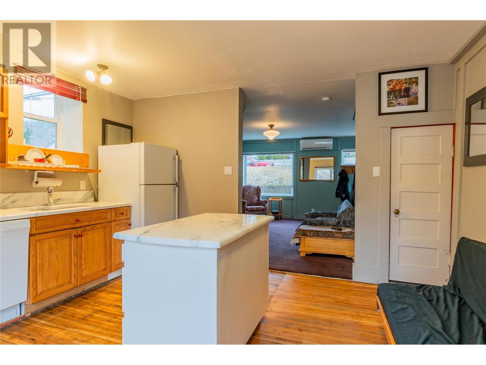 Property at 1662 Columbia Avenue image 4