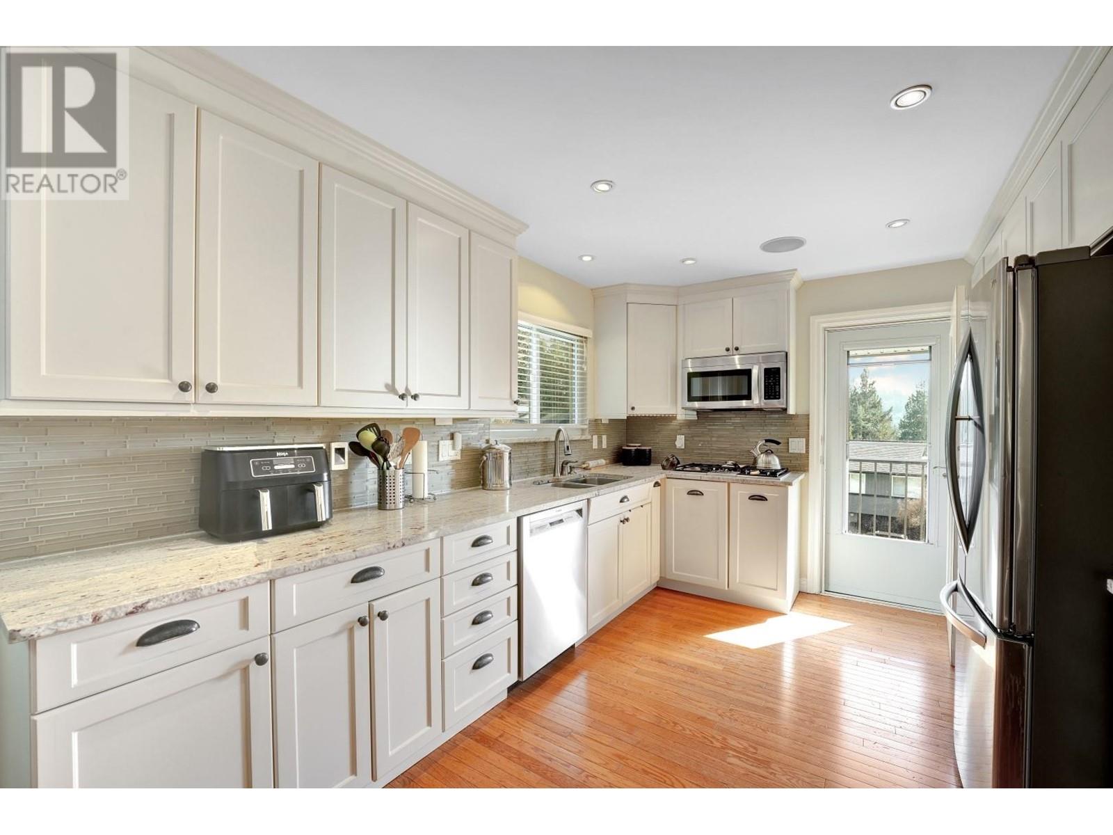 1 Mcnair Bay, Port Moody, British Columbia  V3H 3N8 - Photo 2 - R2986752