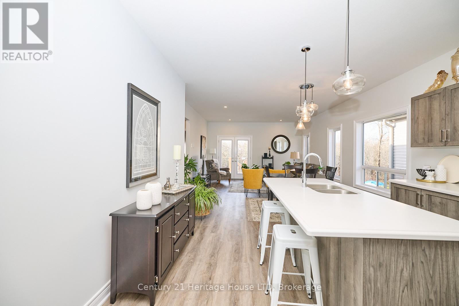 394 Hummel Crescent, Fort Erie (Lakeshore), Ontario  L2A 0E8 - Photo 8 - X12067036