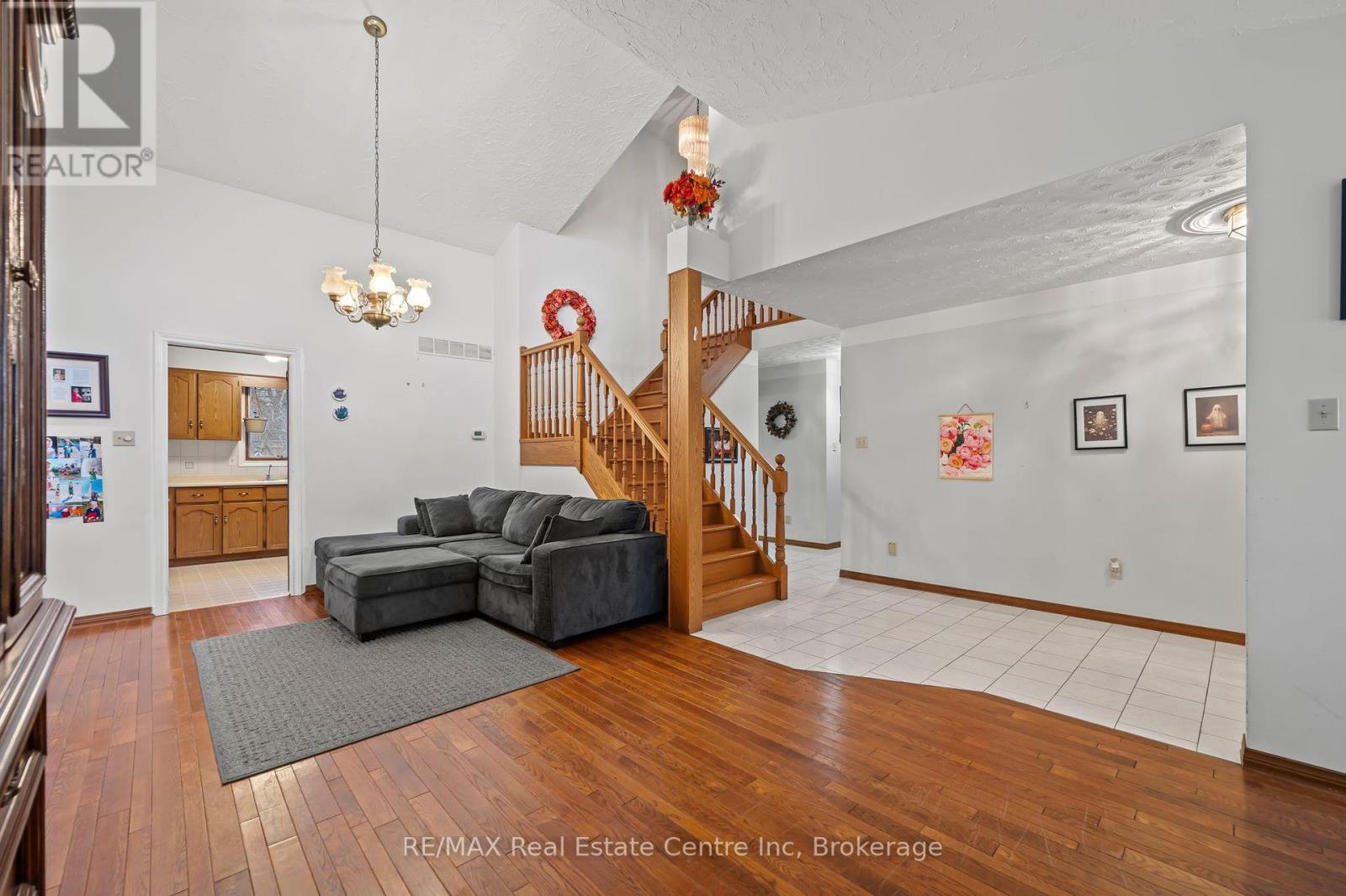 Property at 10 KORTRIGHT ROAD E image 4