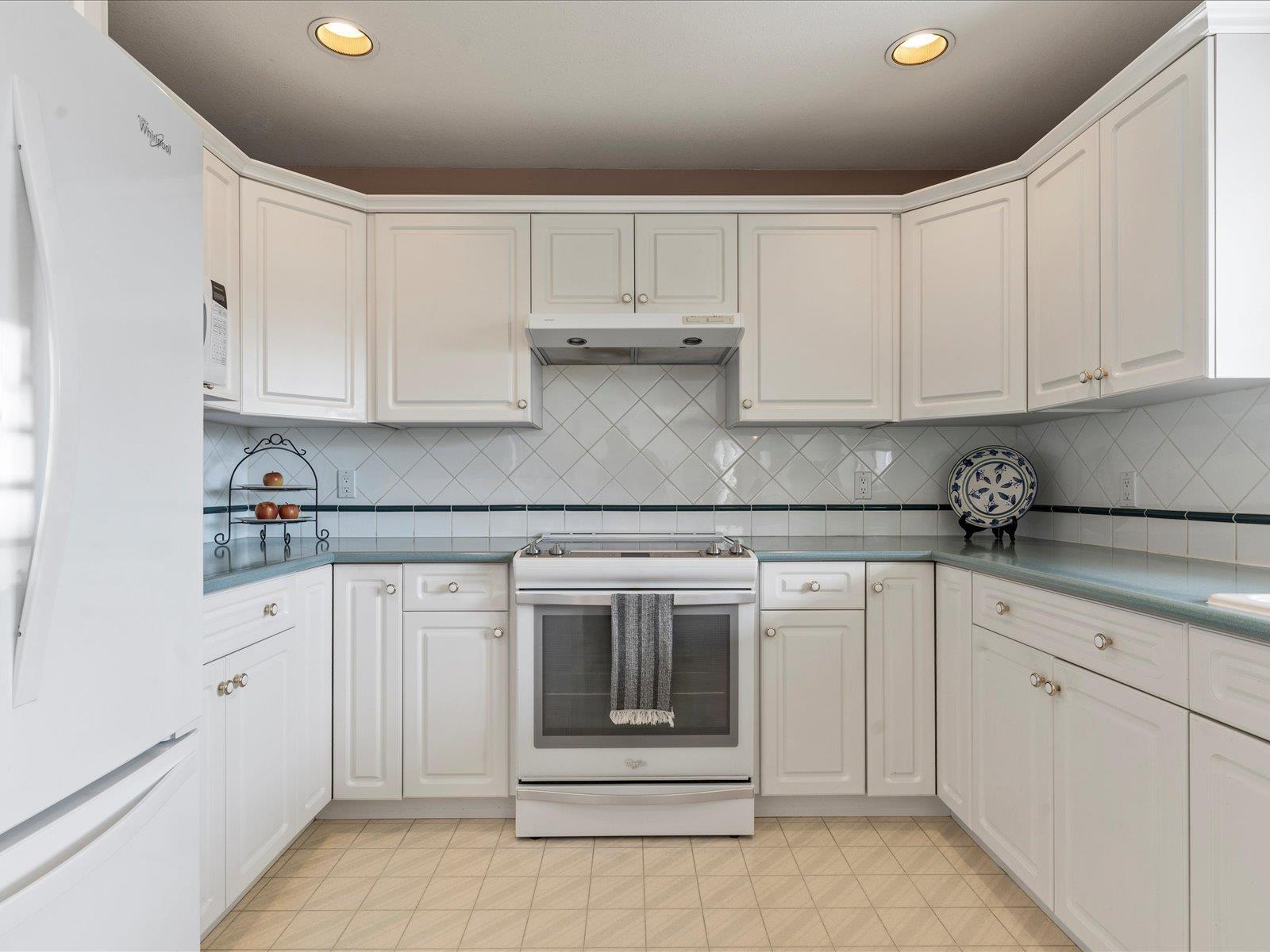 19071 63b Avenue, Surrey, British Columbia  V3S 8G5 - Photo 11 - R2986521
