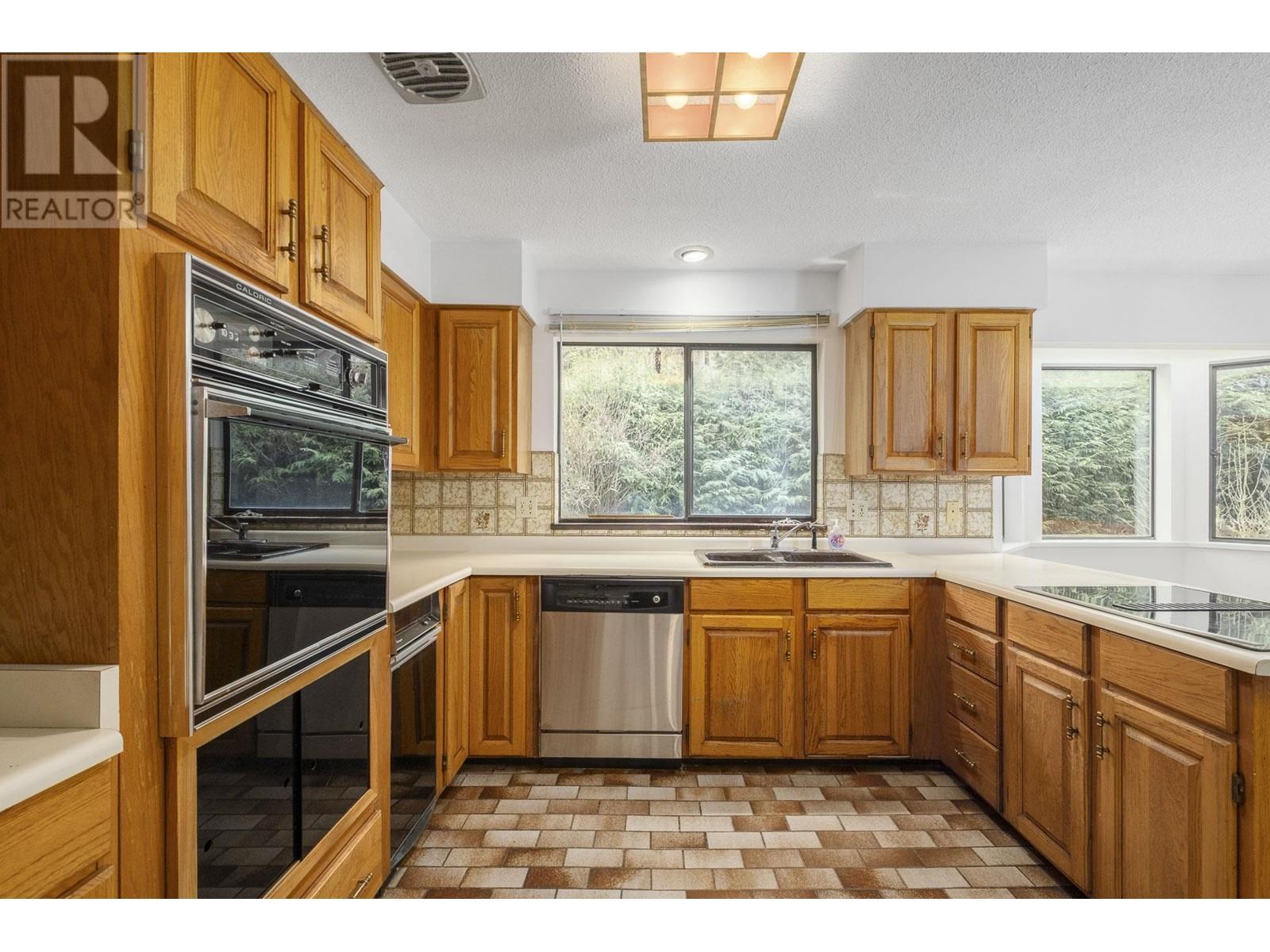 5563 Staghorn Place, North Vancouver, British Columbia  V7R 4S5 - Photo 6 - R2986905