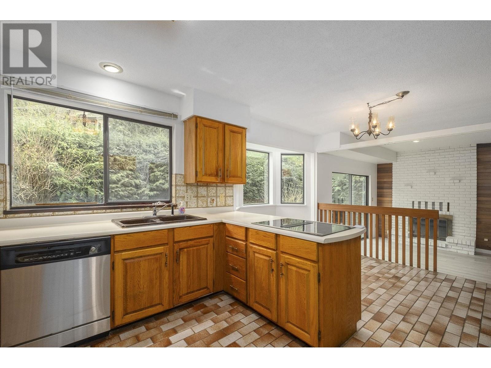 5563 Staghorn Place, North Vancouver, British Columbia  V7R 4S5 - Photo 8 - R2986905