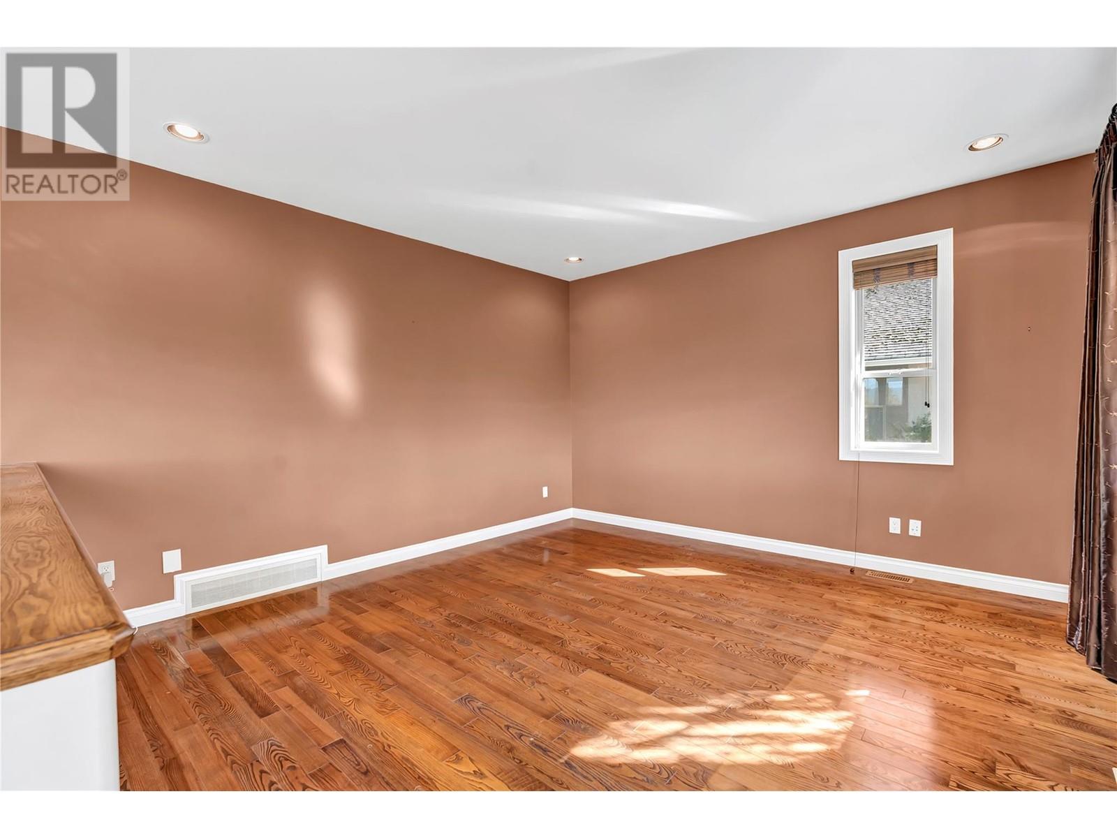 Property at 2910 Evergreen Drive image 4