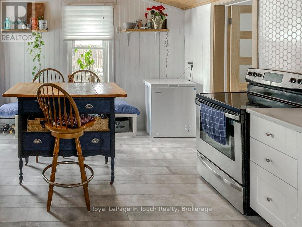 31 Wolfe Street, Penetanguishene, Ontario  L9M 1B7 - Photo 12 - S12041946