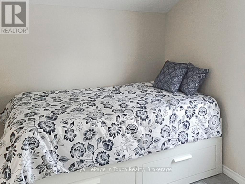 31 Wolfe Street, Penetanguishene, Ontario  L9M 1B7 - Photo 15 - S12041946