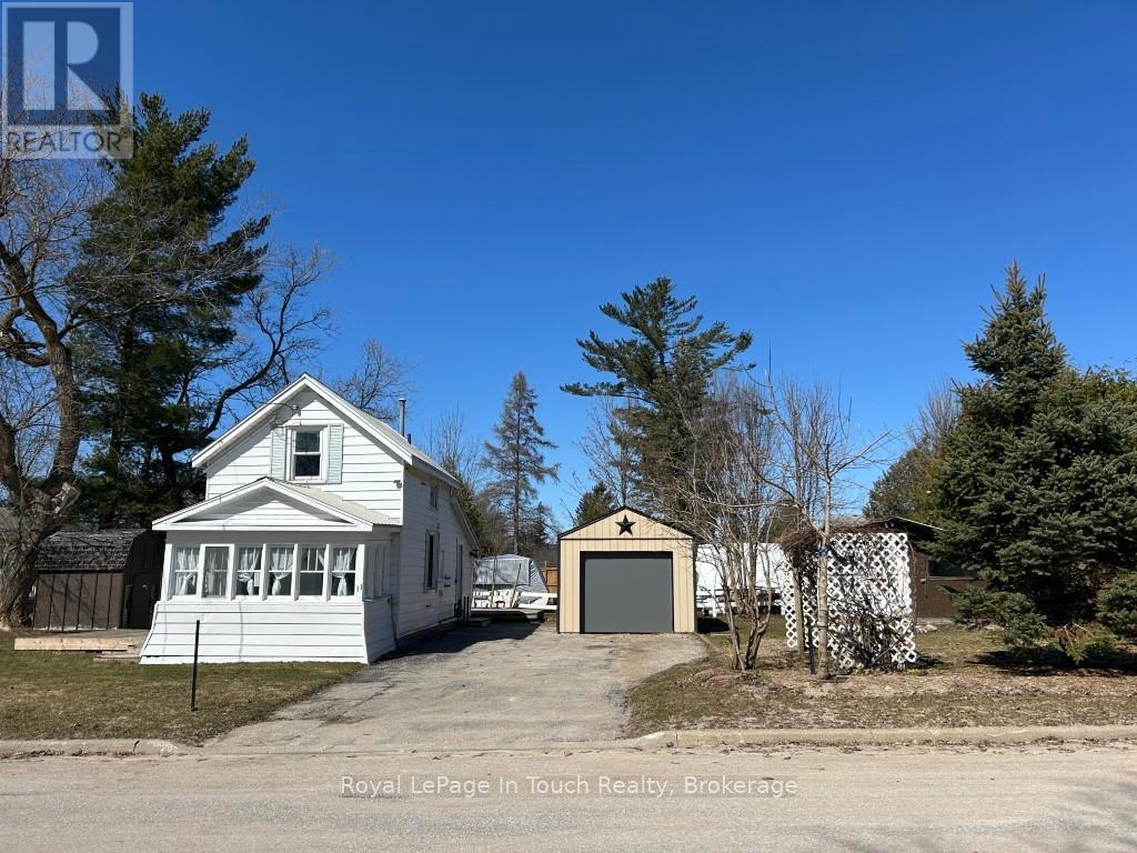 31 Wolfe Street, Penetanguishene, Ontario  L9M 1B7 - Photo 2 - S12041946