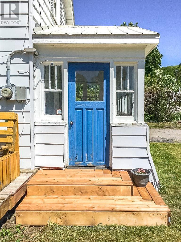 31 Wolfe Street, Penetanguishene, Ontario  L9M 1B7 - Photo 5 - S12041946