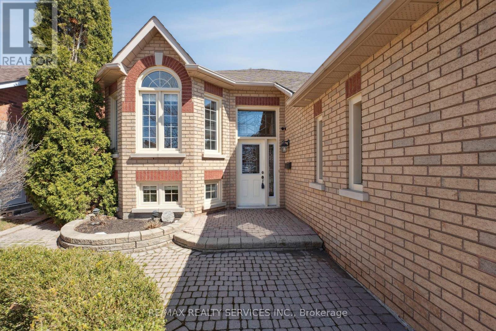 52 Buffridge Trail, Brampton, Ontario  L7A 1H8 - Photo 3 - W12067056