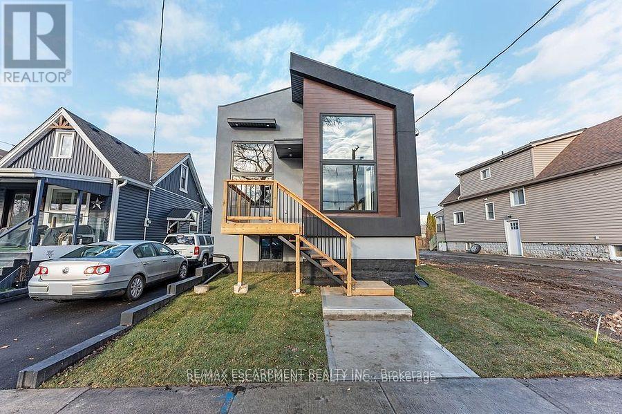 209 Grenfell Street, Hamilton (Crown Point), Ontario  L8H 3J6 - Photo 2 - X12067166