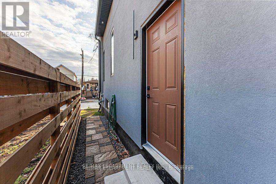 209 Grenfell Street, Hamilton (Crown Point), Ontario  L8H 3J6 - Photo 5 - X12067166
