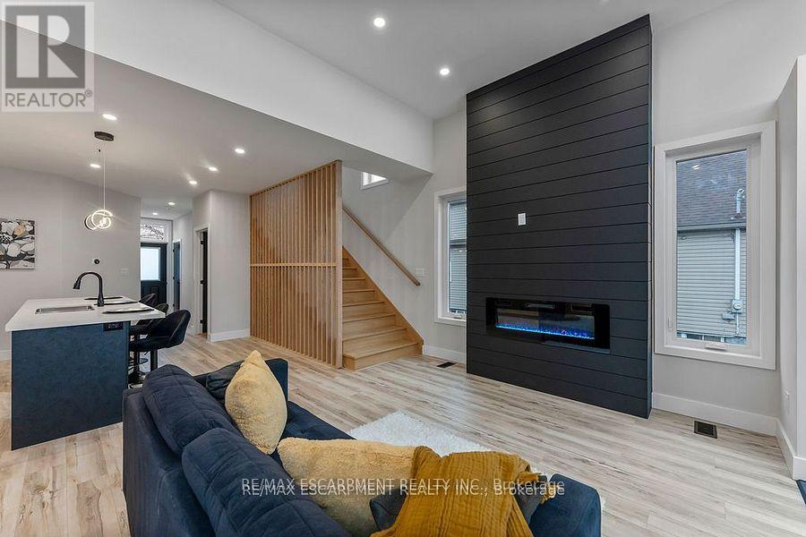 209 Grenfell Street, Hamilton (Crown Point), Ontario  L8H 3J6 - Photo 8 - X12067166