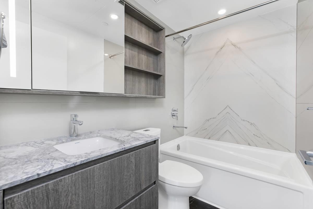 311 15165 Thrift Avenue, Surrey, British Columbia  V4B 0C1 - Photo 11 - R2986305