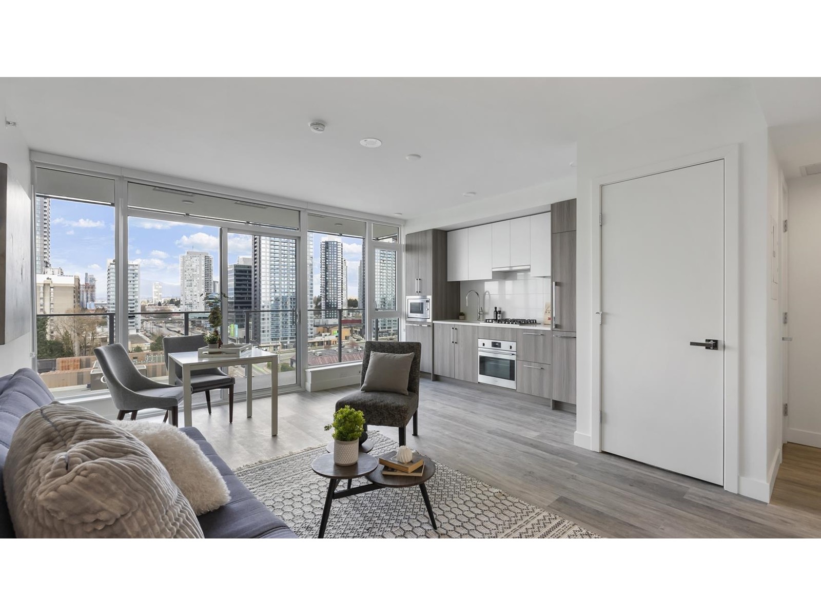 1406 9675 King George Boulevard, Surrey, British Columbia  V3T 2V3 - Photo 2 - R2986318