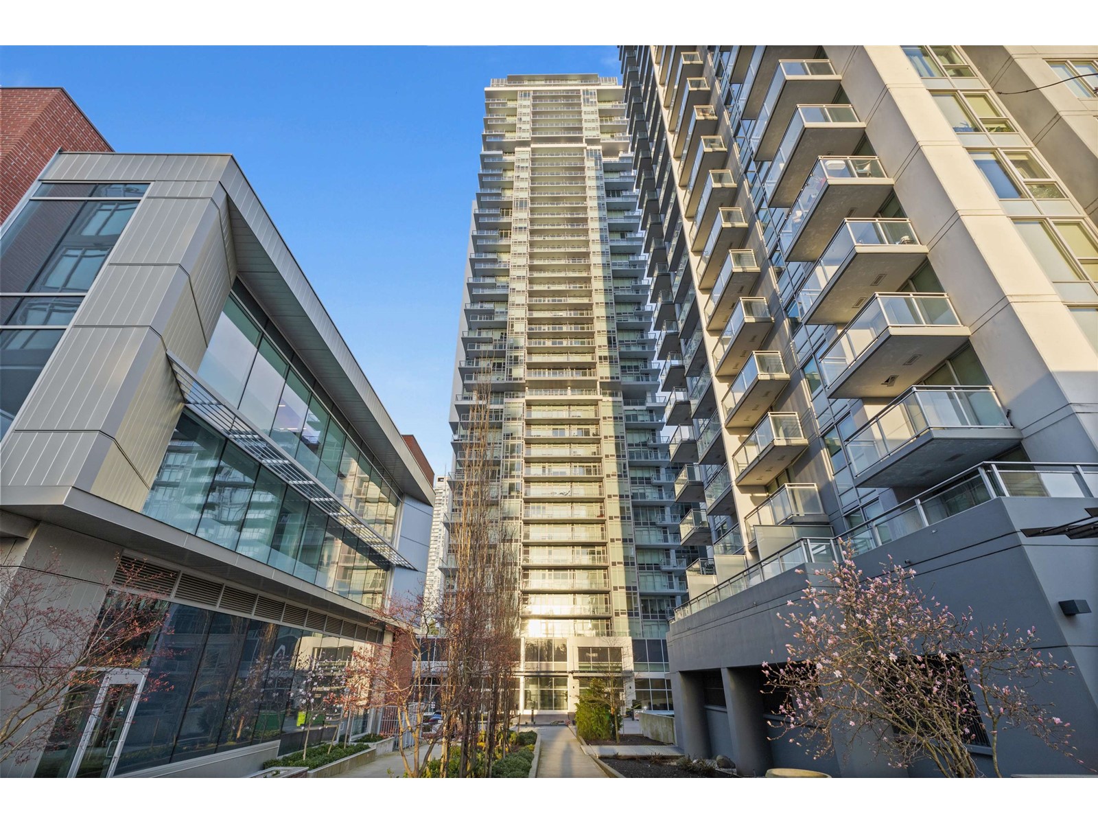 1016 13350 Central Avenue, Surrey, British Columbia  V3T 0S1 - Photo 2 - R2986791