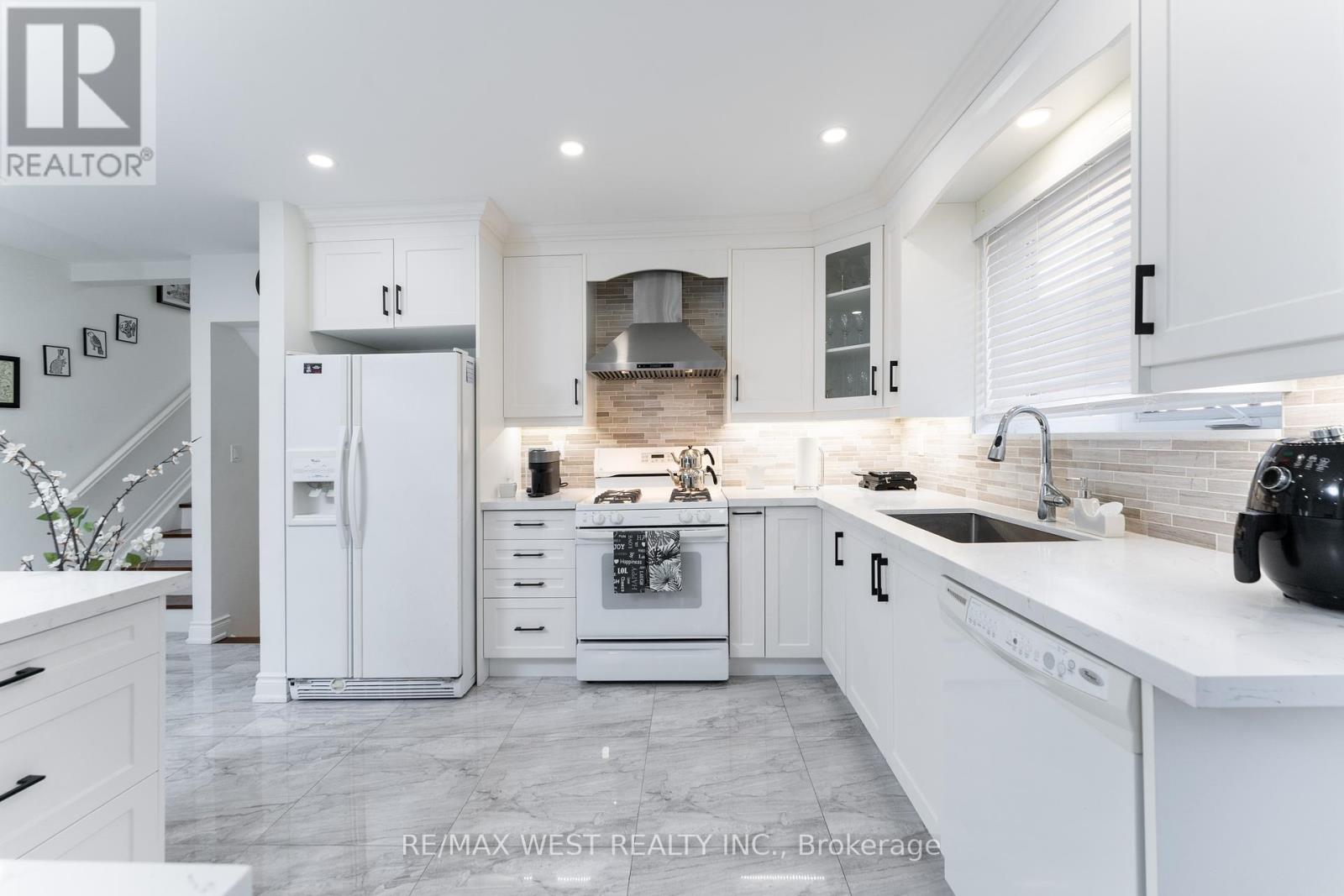 11 Farley Crescent, Toronto (Willowridge-Martingrove-Richview), Ontario  M9R 2A5 - Photo 14 - W12067323
