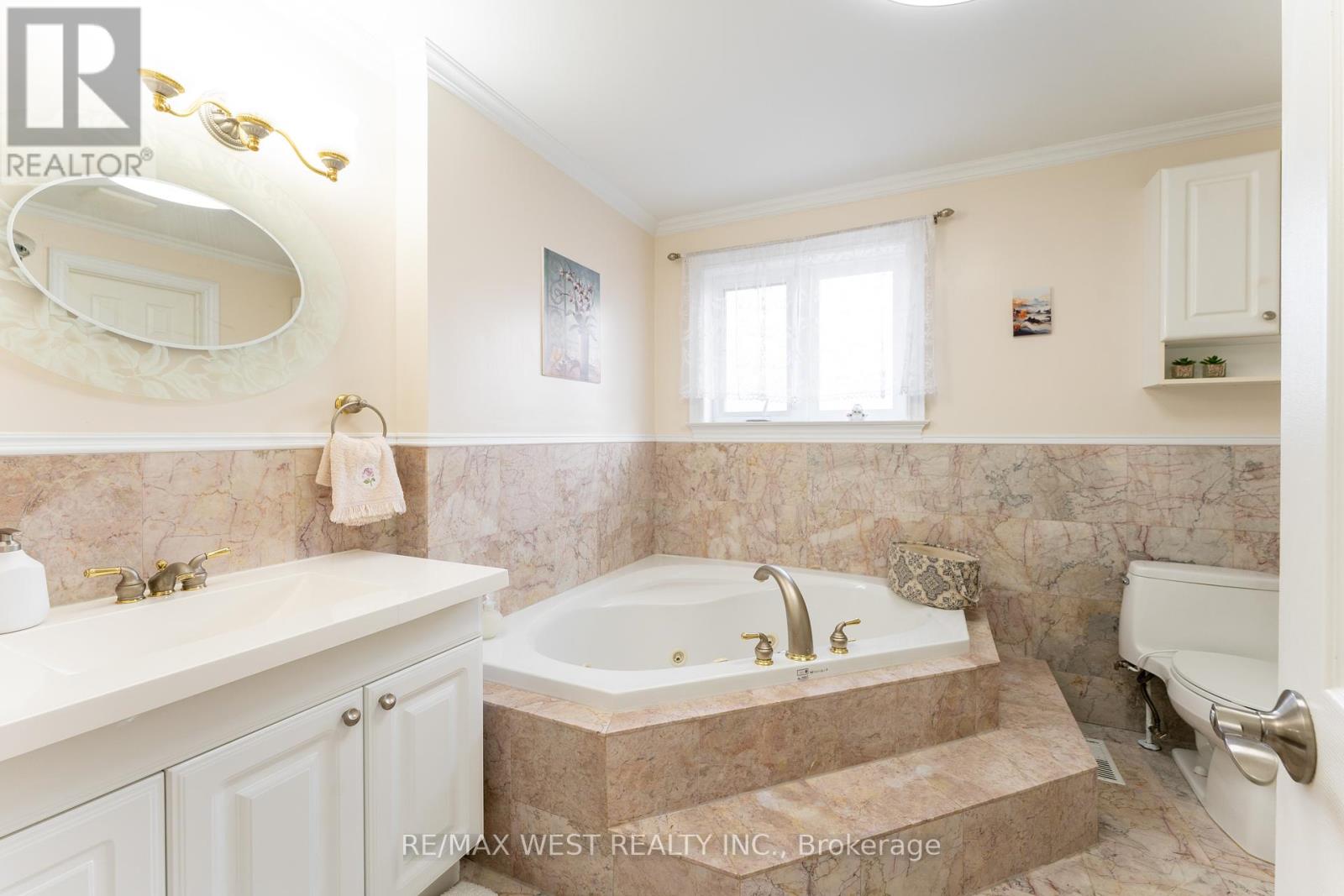 11 Farley Crescent, Toronto (Willowridge-Martingrove-Richview), Ontario  M9R 2A5 - Photo 17 - W12067323