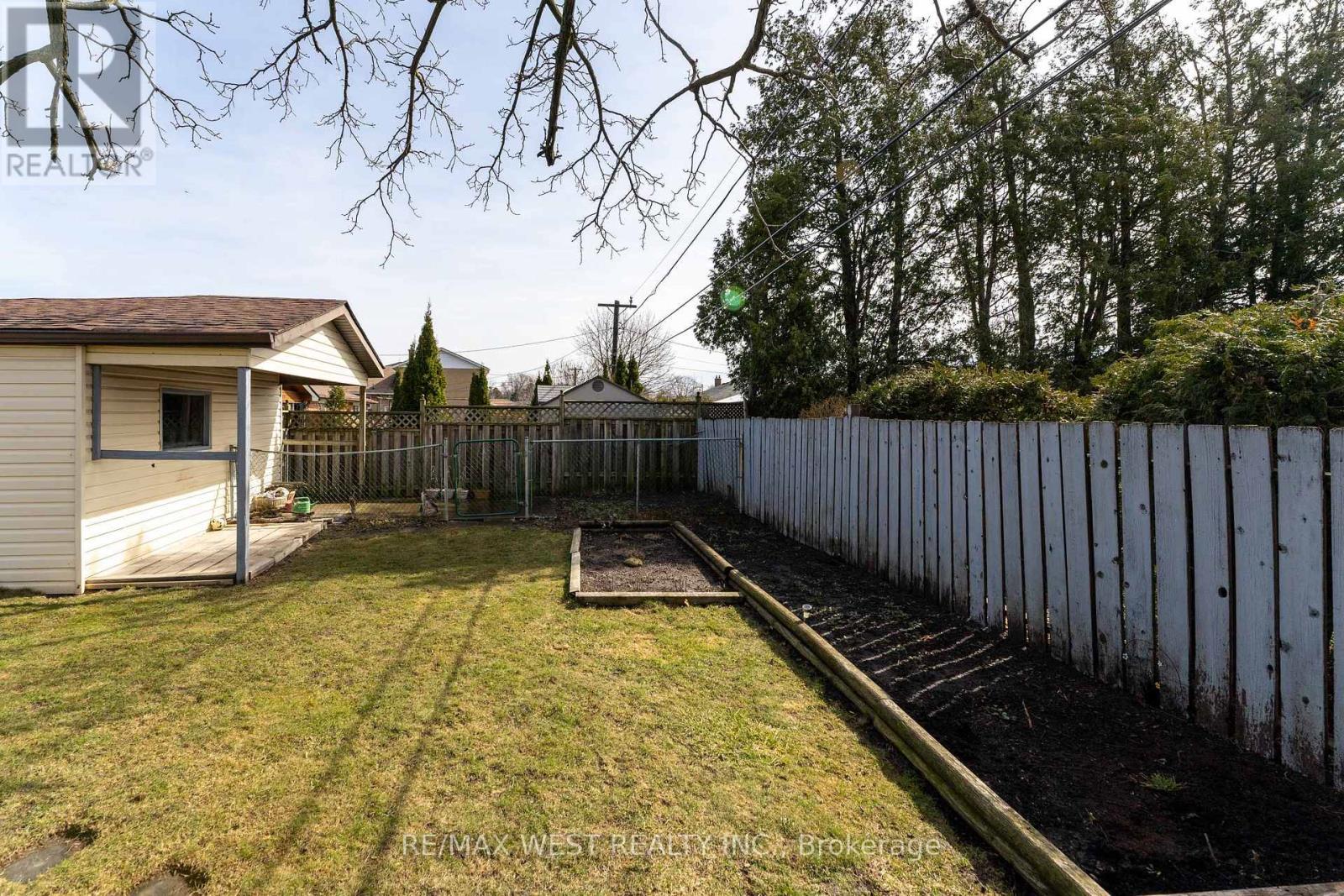 11 Farley Crescent, Toronto (Willowridge-Martingrove-Richview), Ontario  M9R 2A5 - Photo 37 - W12067323