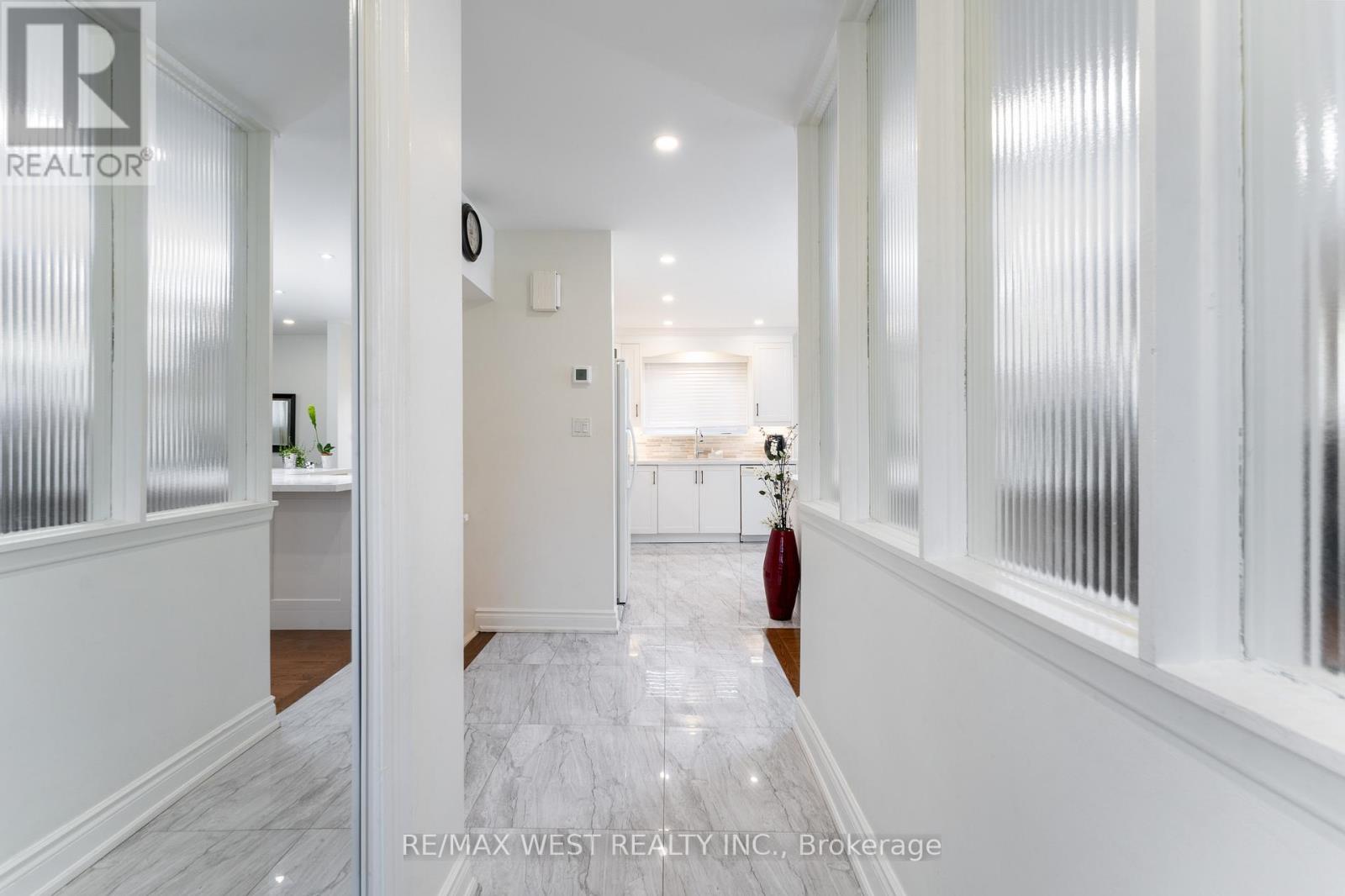 11 Farley Crescent, Toronto (Willowridge-Martingrove-Richview), Ontario  M9R 2A5 - Photo 8 - W12067323